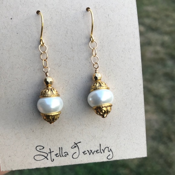 Baroque style gold tone cap faux pearl earrings - Picture 4 of 4